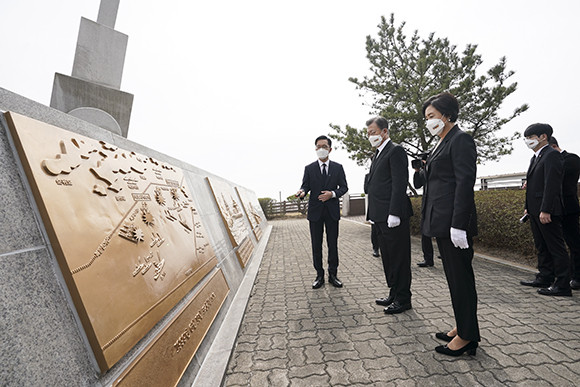 문 대통령과 김정숙 여사가 '서해수호의 날' 행사 참석에 앞서 제2연평해전 전적비에 참배한 후 제1연평해전 승전비 설명을 듣고 있다. ⓒ 연합뉴스