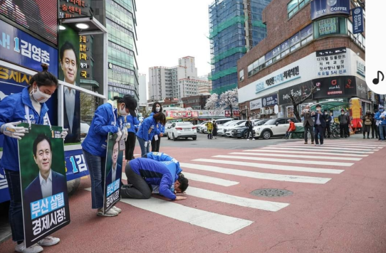 송영길 더불어민주당 국회의원이 부산시장선거 지원 유세 현장에서 시민들을 향해 큰절을 하고 있다. ⓒ 프라임경제