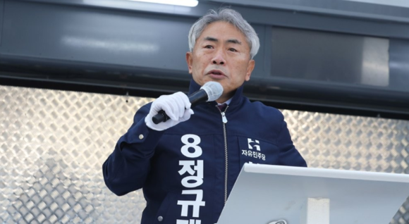 부산시장에 출마한 정규재 자유민주당 후보가 시민들을 향해 지지를 호소하고 있다. ⓒ 연합뉴스