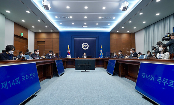 문 대통령은 "여전히 코로나 상황은 안심할 수 없다"며 "지금은 방역이 곧 경제일 수밖에 없는 상황이므로 보다 철저한 방역 관리에 매진해 달라"고 강조했다. ⓒ 청와대