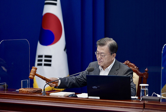 문 대통령은 제14회 국무회의에서 "코로나 불평등을 최소화하는 포룡적 회복에 심혈을 기울이겠다"고 말했다. ⓒ 청와대