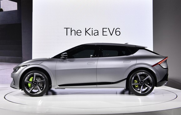 측면부는 '다이내믹 캐릭터'가 EV6에 강력한 존재감을 부여한다. ⓒ 기아
