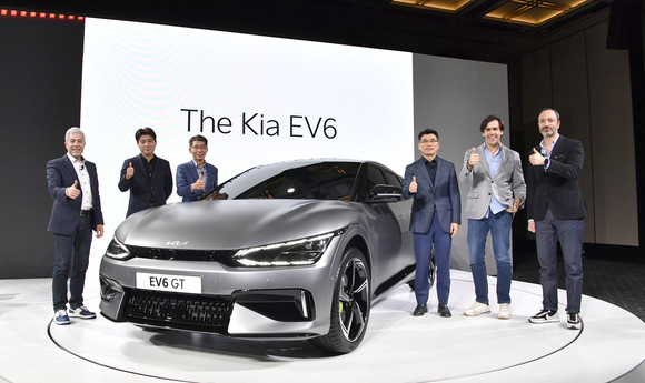 왼쪽부터 차량아키텍처개발센터장 파예즈 라만 전무, 국내마케팅실장 이용민 상무, 국내사업본부장 권혁호 부사장, 송호성 사장, 고객경험본부장 아르투르 마틴스 전무, 기아디자인담당 카림 하비브 전무. ⓒ 기아