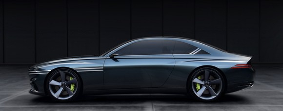 측면은 긴 보닛과 짧은 후면으로 전통적인 GT 차량 디자인을 따르고 있다. ⓒ 제네시스 브랜드