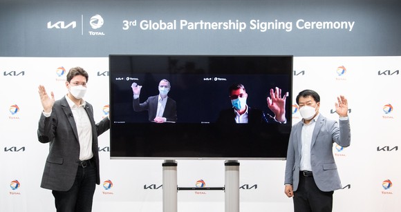 지난 30일 진행된 '기아-토탈 글로벌 파트너십 계약 체결식'에서 양사 관계자들이 기념촬영을 하고 있는 모습. ⓒ 기아