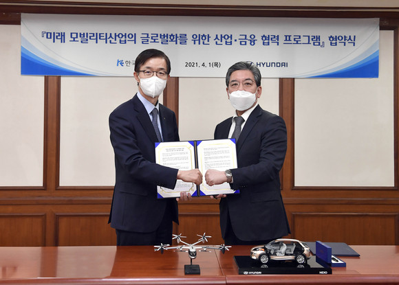 왼쪽부터 방문규 수출입은행장과 장재훈 현대차 사장이 업무협약 체결서를 들고 기념사진을 찍고 있는 모습. ⓒ 현대자동차