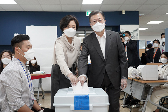 문재인 대통령과 김정숙 여사는 4·7 재·보궐선거 사전투표 첫 날인 2일 사전투표를 완료했다. ⓒ 청와대