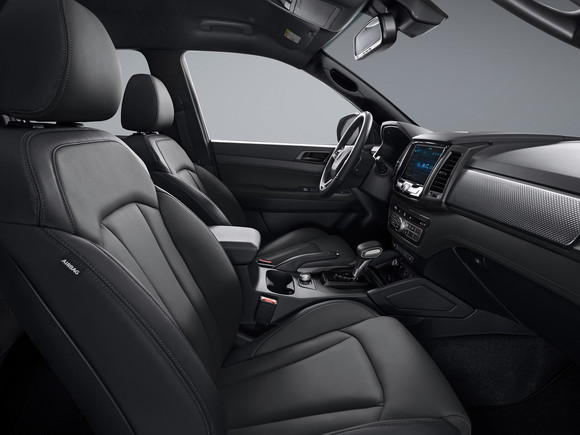 더 뉴 렉스턴 스포츠 인테리어 블랙. ⓒ 쌍용자동차