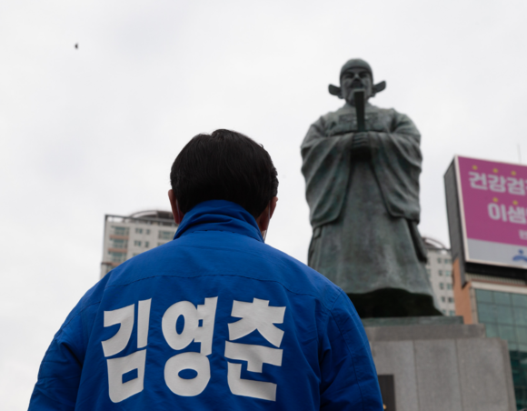 김영춘 더불어민주당 부산시장 후보가 송상현장군 동상을 바라보며 선거유세 마지막 출정에 각오를 다지고 있다. ⓒ 프라임경제