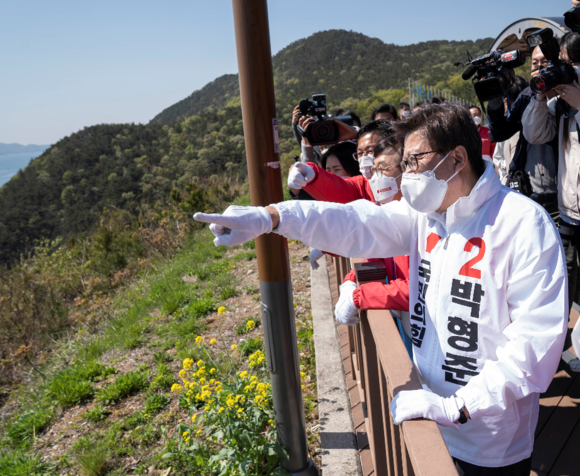 박형준 부산시장 국민의힘 후보는 6일 가덕도를 찾아 가덕신공항 건설에 대한 자신의 구상을 밝혔다. ⓒ 박형준 후보 선거캠프