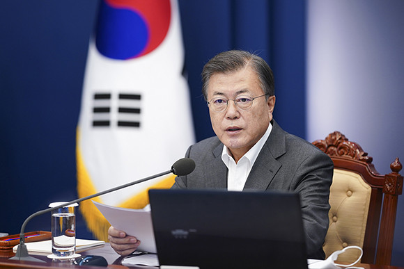 문 대통령은 12일 '코로나19 대응 특별방역점검회의'를 주재하고, 보다 철저한 방역 및 백신 수급에 대해 언급했다. ⓒ 청와대