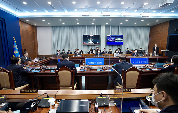 문 대통령은 국무회의에서 "경제 회복이 고용 회복으로 이어지고, 코로나 불평등을 줄여 모두 함께 회복하는 포용적 회복이 될 수 있도록 최선의 노력을 경주해 달라"고 말했다. ⓒ 청와대