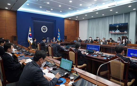 문 대통령 주재로 13일 열린 국무회의에서 오세훈 서울시장의 제안을 듣고 정부 관계자들이 다양한 답변을 했다. ⓒ 청와대