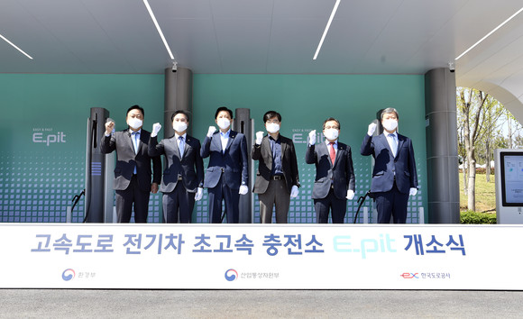 오른쪽부터 김일환 한국도로공사 부사장, 홍정기 환경부 차관, 공영운 현대차 사장, 황성규 국토교통부 2차관, 박진규 산업통상자원부 차관, 양진모 현대차 부사장이 기념촬영을 하고 있는 모습. ⓒ 현대자동차그룹