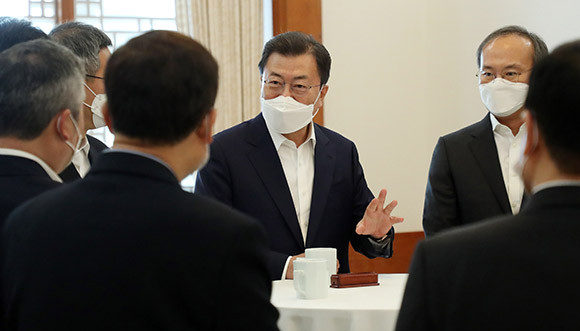문재인 대통령 주재로 15일 청와대에서 개최된 확대경제장관회의에 앞서 문 대통령은 경제인들과 환담하는 시간을 가졌다. ⓒ 연합뉴스