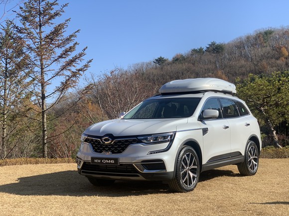 QM6 디자인의 핵심인 크롬 라디에이터 그릴은 감각적이면서도 세련된 메시(Mesh) 패턴으로 변경했다. = 노병우 기자