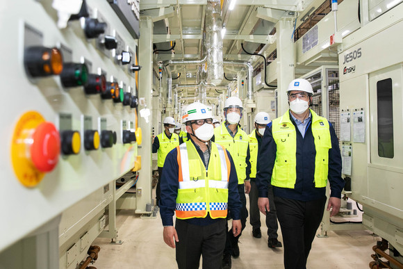 카허 카젬 사장이 임직원들과 함께 보령공장 생산과 품질 검수라인을 살펴보는 모습. ⓒ 한국GM