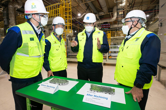 카허 카젬 사장이 임직원들과 함께 보령공장 생산과 품질 검수라인을 살펴보는 모습. ⓒ 한국GM