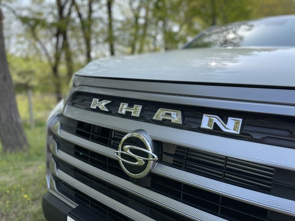 라디에이터 그릴에 'KHAN' 레터링을 각인해 차별화를 더했다. = 노병우 기자