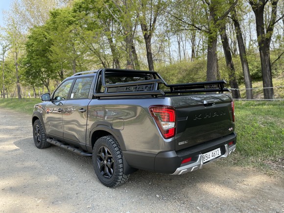 휠&도어 가니쉬, KHAN 레터링이 새겨진 테일게이트 가니쉬가 조화를 이루고 있는 모습. = 노병우 기자