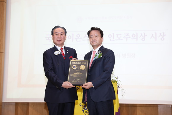 최영식 고신대병원장이 26일 2시 고신대학교의과대학 성산관에서 '라이온스 인도주의상'을 수상하고 있다. ⓒ 고신대병원