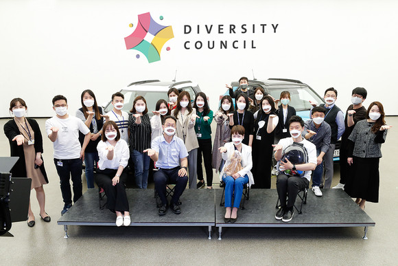 다양성위원회 멤버들이 위원회 공식 출범을 기념해 GM테크니컬센터코리아 디자인센터 대강당에서 사진을 촬영하는 모습. ⓒ 한국GM