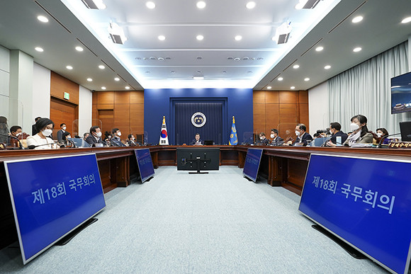 문재인 대통령은 27일 청와대 여민1관에서 정부서울청사·세종청사 국무회의실과 영상회의로 열린 국무회의를 주재했다. ⓒ 청와대