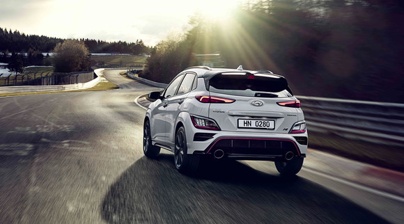 더블 윙타입 리어 스포일러에 부착된 N 전용 삼각형 보조제동등은 고성능만의 역동적인 감성을 한껏 돋워낸다. ⓒ 현대자동차