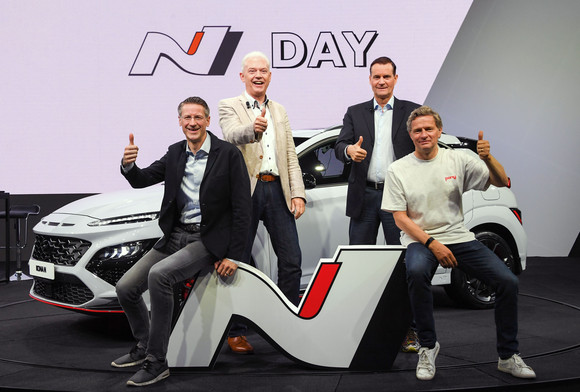 관계자들이 현대 N Day 행사 후 코나 N 앞에서 기념촬영을 하고 있는 모습. ⓒ 현대자동차