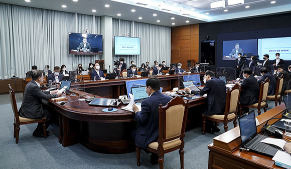 문 대통령은 '제2차 코로나19 대응 특별방역점검회의'에서 백신 확보의 중요성을 강조하며 국내 생산에 총력을 기울여 줄 것을 당부했다. ⓒ 청와대