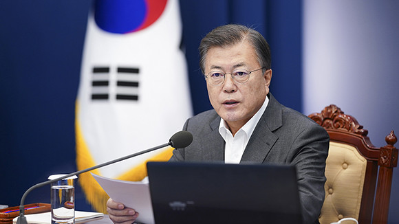 문 대통령은 "방역 당국과 각 부처가 열심히 하고 있지만 방역과 접종에 대한 범정부적 대응 수준을 더욱 높이기 위해 특별방역점검회의를 3주 만에 다시 개최하게 됐다"고 말했다. ⓒ 청와대