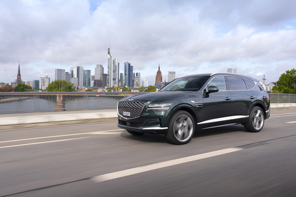 독일 프랑크푸르트 도심부에서 촬영된 대형 SUV GV80. ⓒ 제네시스 브랜드