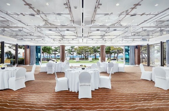 블라썸 가든 웨딩 쇼케이스가 진행되는 ‘시실리룸&시실리 가든’ 전경. ⓒ 파라다이스호텔 부산