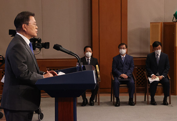 문 대통령은 "부동산 부패는 반드시 청산하겠다"며 "불법 투기 근원을 차단하기 위한 근본적 제도개혁을 완결짓겠다"고 했다. ⓒ 연합뉴스