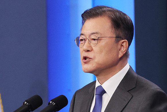 문 대통령은 취임 4주년 연설에서 "코로나 백신 도입·접종 계획을 치밀하게 세우고 계획대로 차질없이 접종을 진행하고 있는 것은 정당한 평가를 받아야 한다"고 했다. ⓒ 연합뉴스