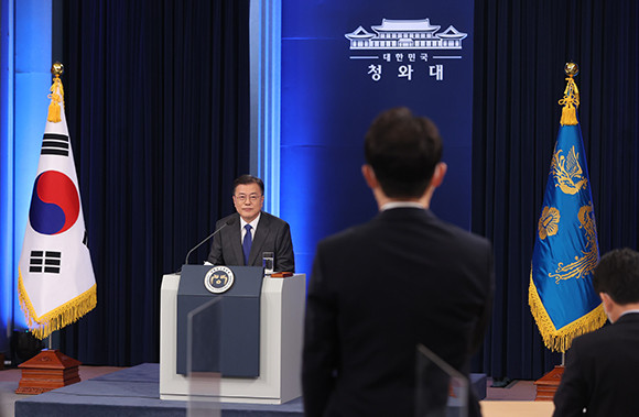 문 대통령은 글로벌 공급망 확보 경쟁이 가장 치열한 분야로 '반도체'로 꼽고 대한민국 반도체 위상을 굳건히 지켜낼 것이라고 했다. ⓒ 연합뉴스