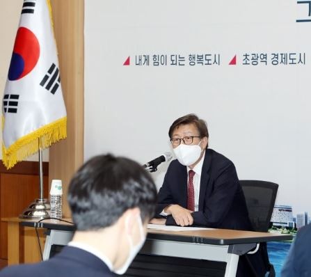 박형준 부산시장이 10일 오전 부산시청 12층 소회의실에서 가진 언론사 기자들이 던진 질문에 답변을 하고 있다. ⓒ 프라임경제