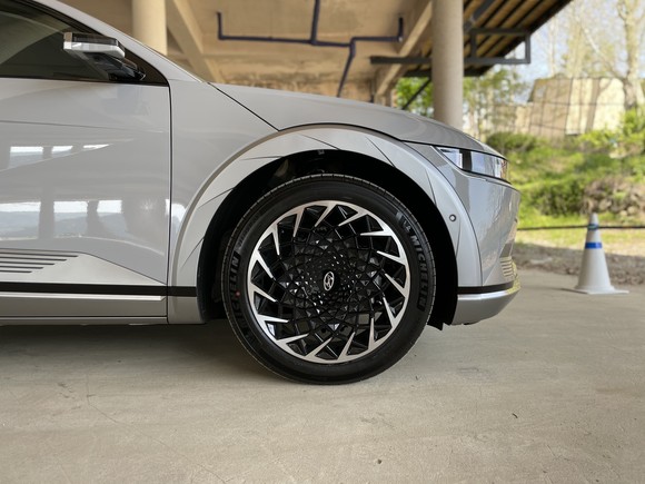 현대차 전기차 역대 최대 직경이자 공기 역학 구조를 적용한 20인치 휠. = 노병우 기자