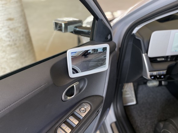 디지털 사이드 미러는 현대차 최초로 적용된 사양이다. = 노병우 기자