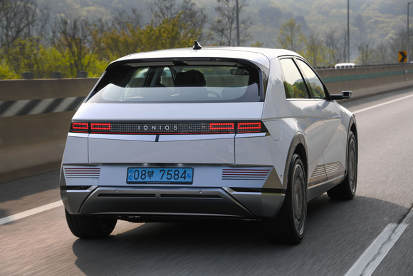 후면은 좌우로 길게 이어진 얇은 후미등을 적용해 전면과 통일성을 강조했으며 미래적인 분위기를 자아낸다. ⓒ 현대자동차