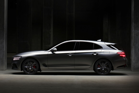 측면부는 후면까지 매끄럽게 이어지는 측후면 일체형 유리가 깔끔한 인상을 더한다. ⓒ 제네시스 브랜드