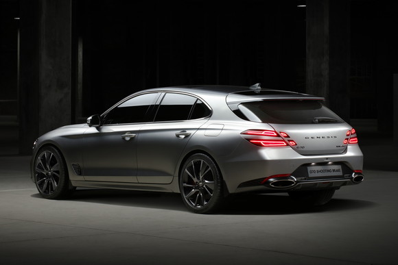 제네시스의 정체성을 보여주는 후면 쿼드램프를 트렁크 리드 안쪽까지 확장해 독특한 후면 이미지를 완성했다. ⓒ 제네시스 브랜드