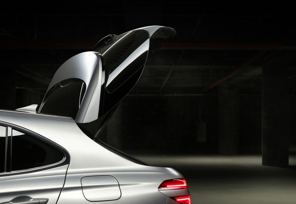 트렁크는 물건을 싣고 내리기 편하도록 트렁크 접합부(힌지)를 전방으로 이동시켜 개방면적을 극대화했다. ⓒ 제네시스 브랜드