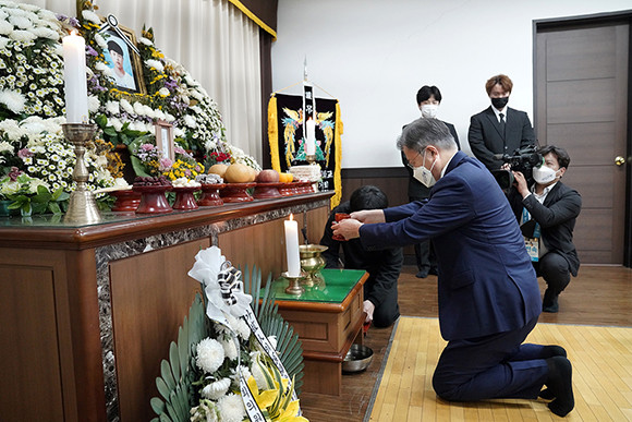문 대통령은 지난 13일 평택항에서 아르바이트 도중 산재사고로 목숨을 잃은 故 이선호 씨의 빈소를 찾아 유가족을 위로했다. ⓒ 청와대