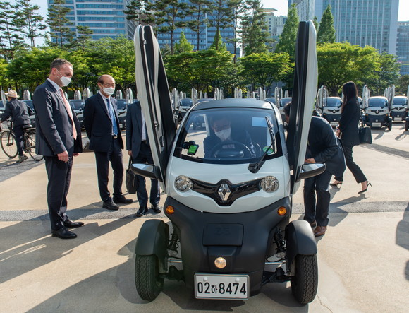 출범식에서 부산시 박형준 시장(트위지 탑승)이 직접 시연하고 있는 모습. ⓒ 르노삼성자동차