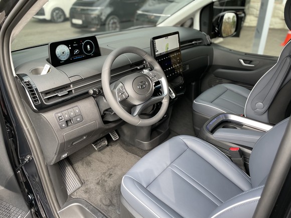 실내에는 센터페시아의 10.25인치 인포테인먼트 화면 및 공조 전환 조작계를 일체형으로 구성하고, 컬러 LCD 클러스터를 대시보드 상단에 배치됐다. = 노병우 기자