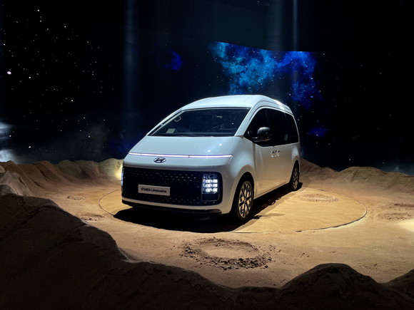 앞으로 나올 럭셔리한 스타리아 라운지 리무진. = 노병우 기자