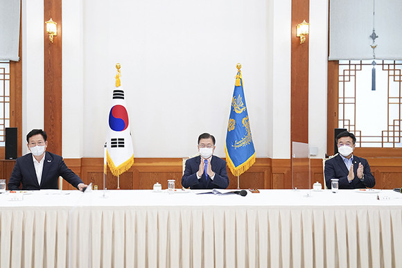 문 대통령은 민주당 지도부 초청 간담회에서 "재보선의 패배를 쓴 약으로 삼아 국민이 가장 아프고 힘든 부분을 챙기는 데서부터 정부와 여당이 유능함을 보여줘야 할 것"이라고 강조했다. ⓒ 청와대