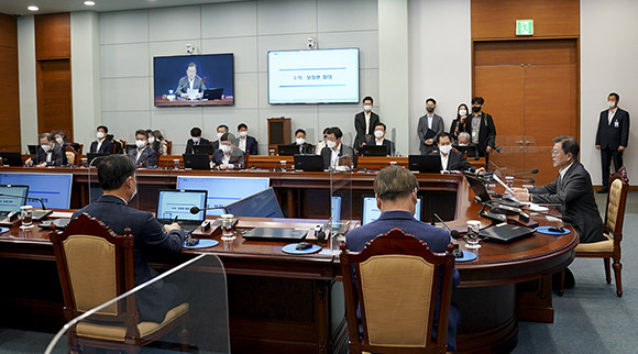 문 대통령은 수석보좌관회의 마지막에 산재 사망사고에 대해 강조하며 현장에서 대책을 마련해야 한다고 강조했다. ⓒ 청와대