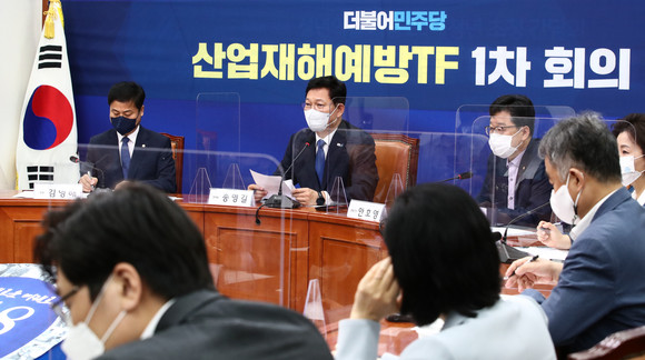 송영길 더불어민주당 대표가 17일 오전 국회에서 열린 산업재해 예방 태스크 포스(TF) 1차 회의에 참석해 발언하고 있다. ⓒ 연합뉴스
